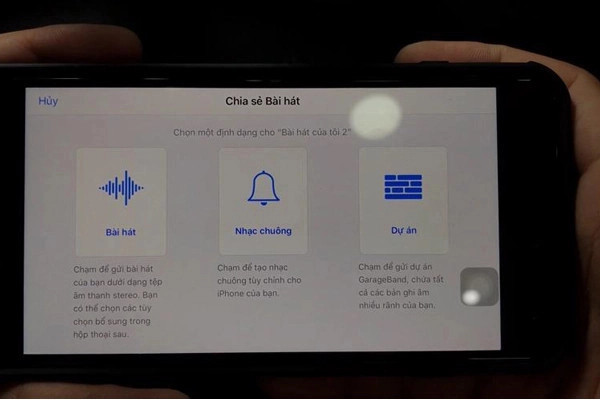 Nhấn vào mục Chia sẻ