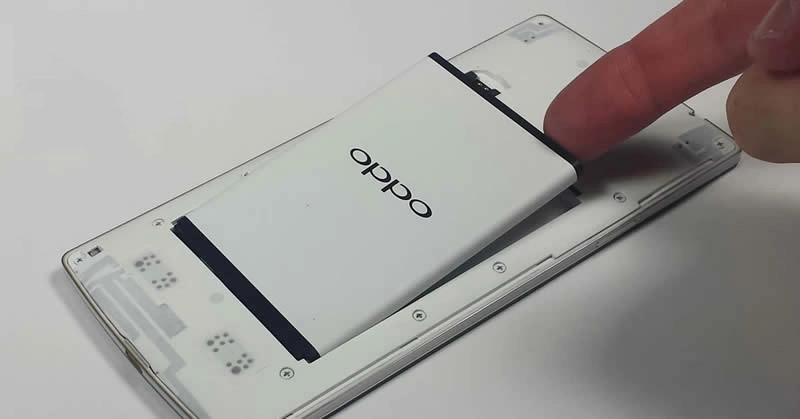 Tháo pin để khởi động Oppo