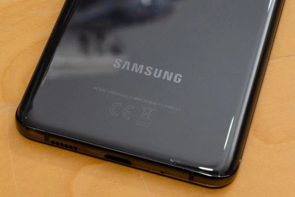 Kểm tra mặt sau lưng máy