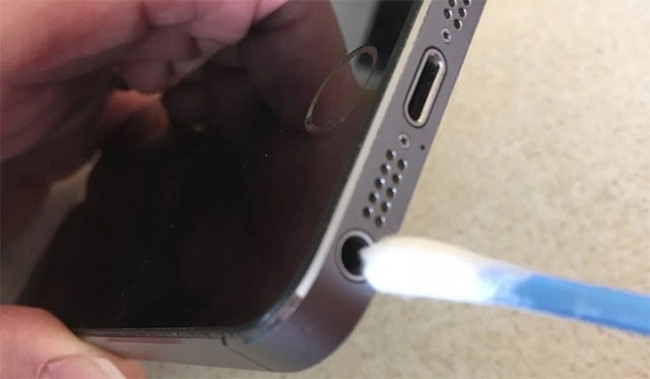 Vệ sinh jack cắm kết nối của tai nghe và điện thoại