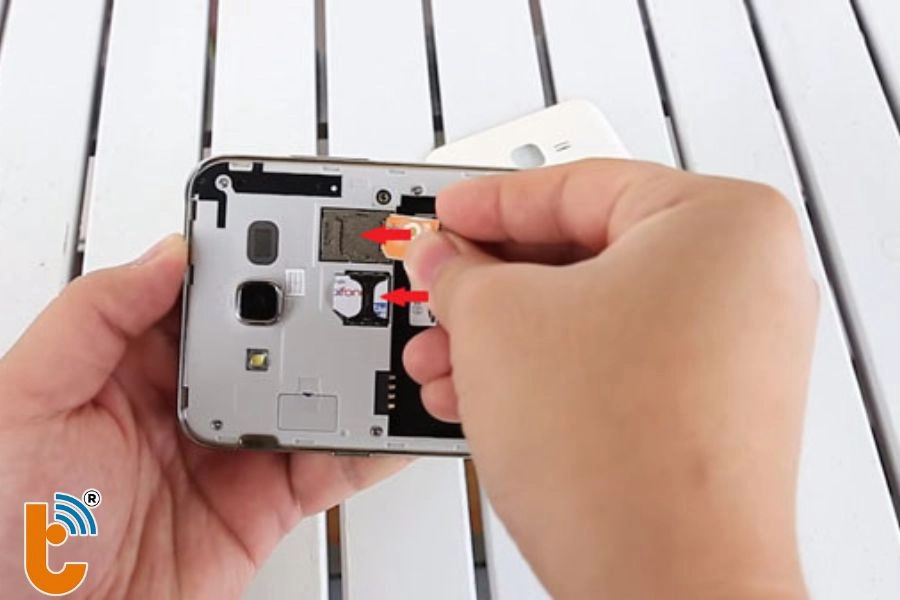 tháo lắp sim và thẻ nhớ cho Samsung J7 Prime 3