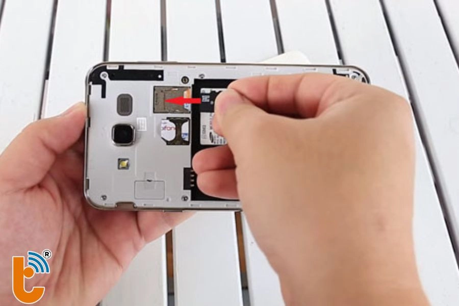 tháo lắp sim và thẻ nhớ cho Samsung J7 Prime 4