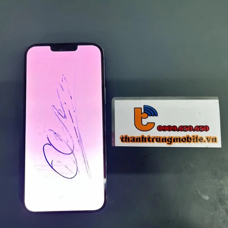 iPhone 13 Pro Max lỗi màn hình xanh được tiếp nhận sửa chữa