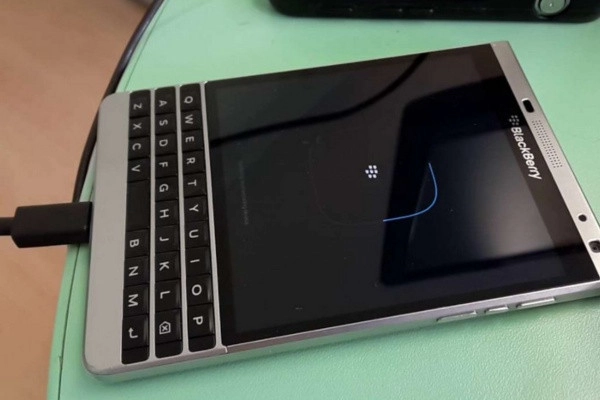 khong nhận sạc blackberry