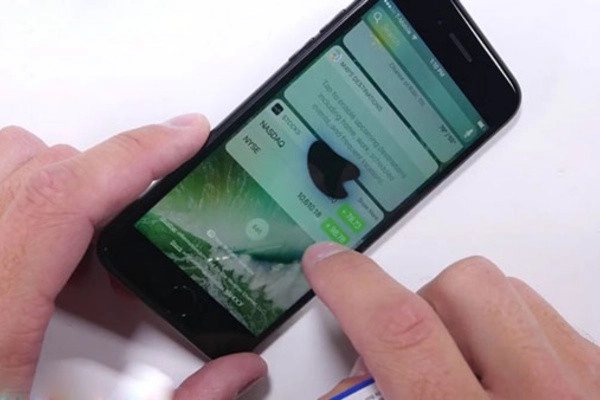 chấm đen màn hình