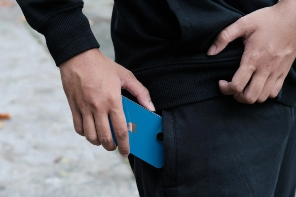 Để điện thoại trong quần