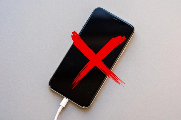 không sạc pin khi iphone đã rơi vào nước