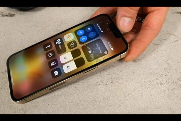 iphone-13-pro-max-va-dap-anh-huong-den-loa