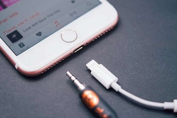 cắm tai nghe và rút ra