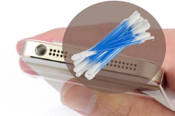 Vệ sinh cho chân cắm sạc tai nghe