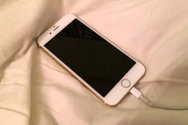 iphone không khởi động khi cắm sạc