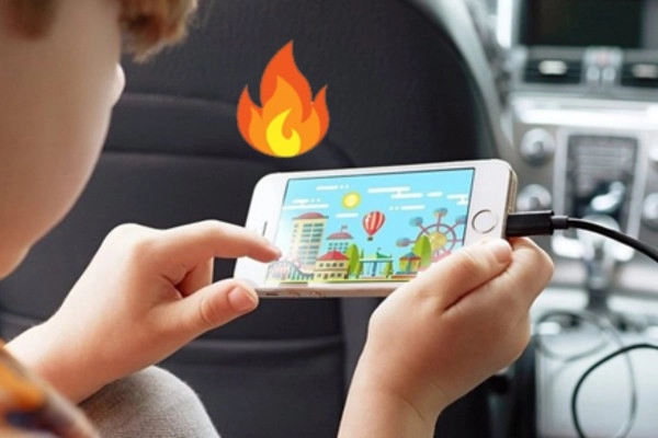 vừa sạc pin vừa chơi game