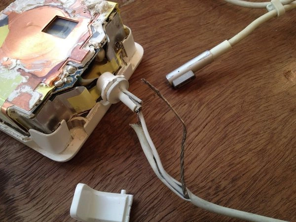 sạc macbook không sáng đèn 2