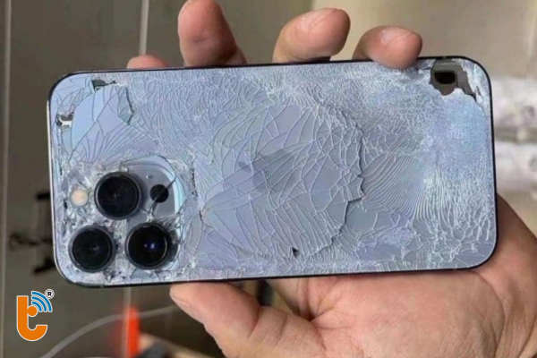iPhone 13 Pro Max vỡ lưng