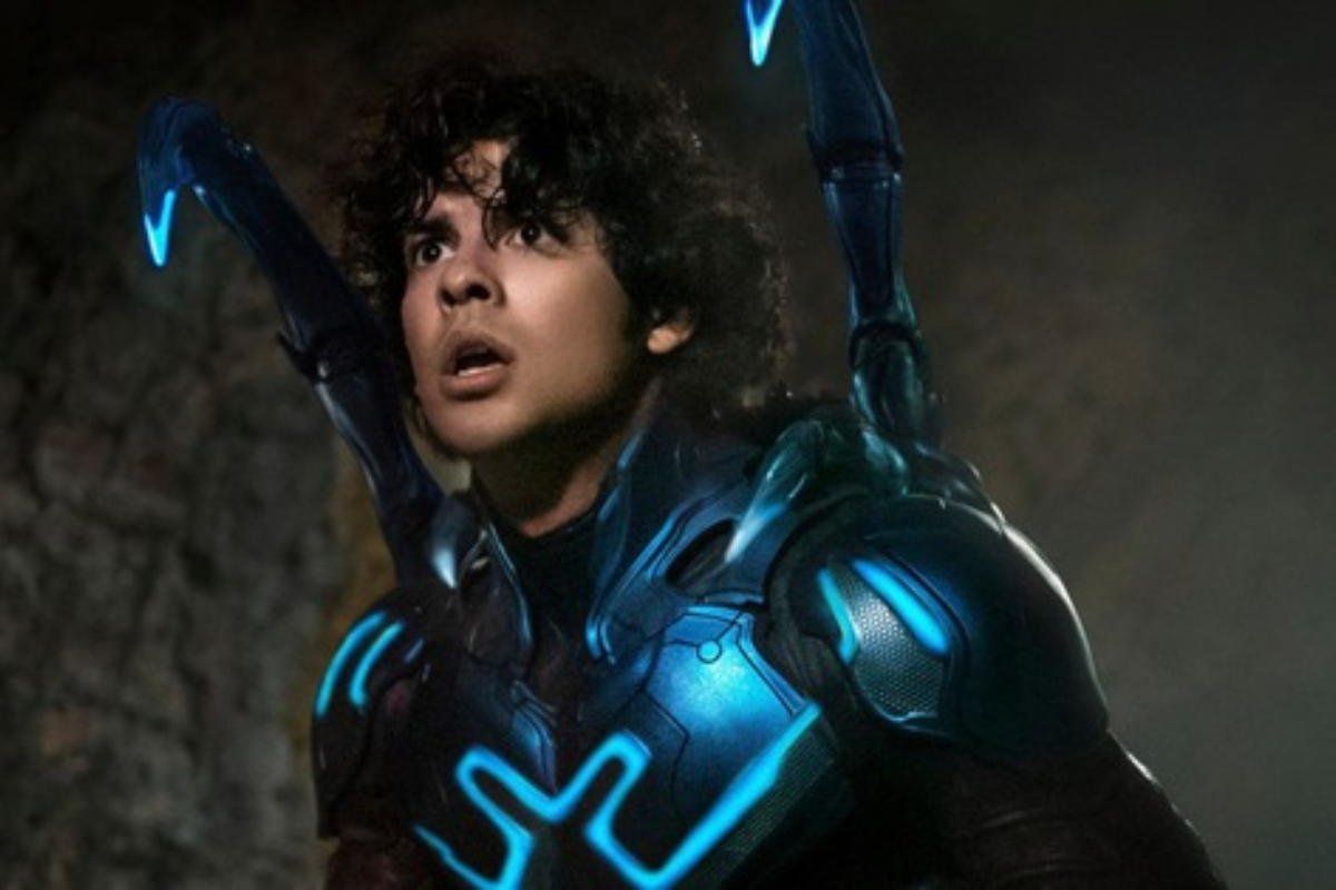 Jaime Reyes được bộ giáp Blue Beetle ban sức mạnh.