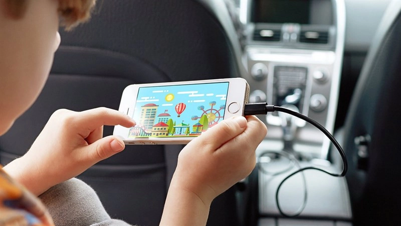 Không nên vừa sạc pin vừa chơi điện thoại