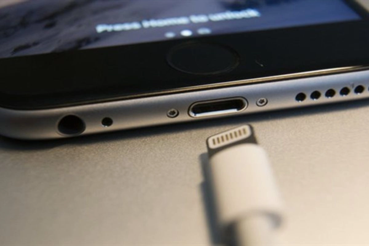 Nguyên nhân cắm sạc iPhone không vào
