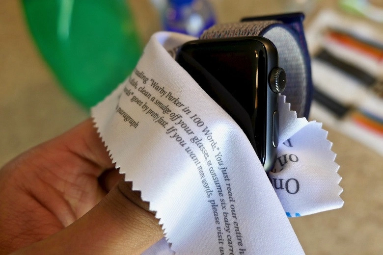 dùng khăn ẩm lau nhẹ nhàng