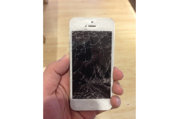 iPhone 5s rơi vỡ