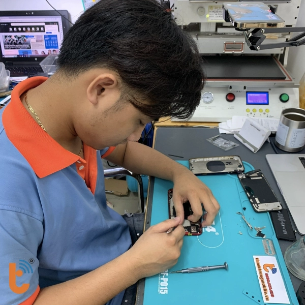 Sửa iPhone 6S Plus bị treo táo 2