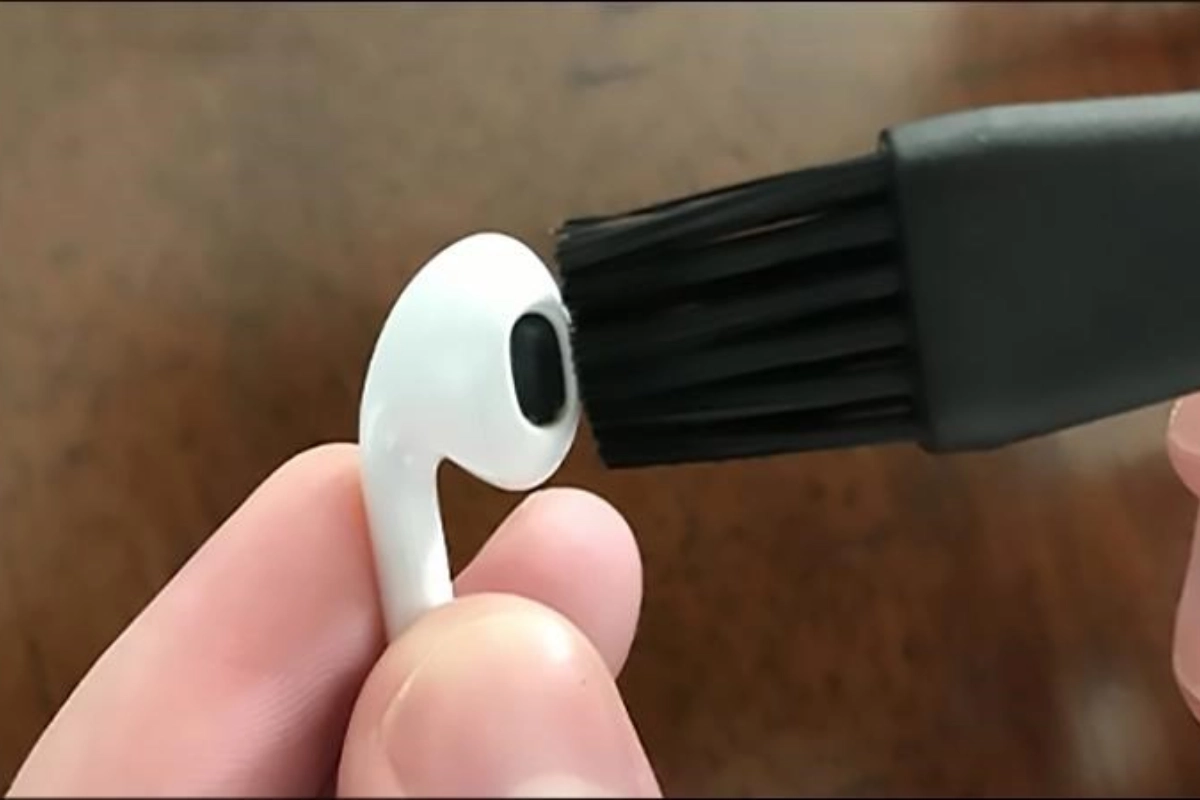 Vệ sinh tai nghe định kì