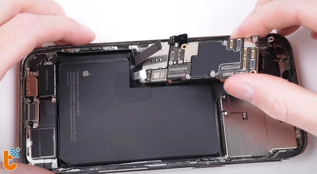 Tháo main 14 Pro max ra khỏi khung sườn