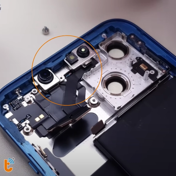 thay camera trước