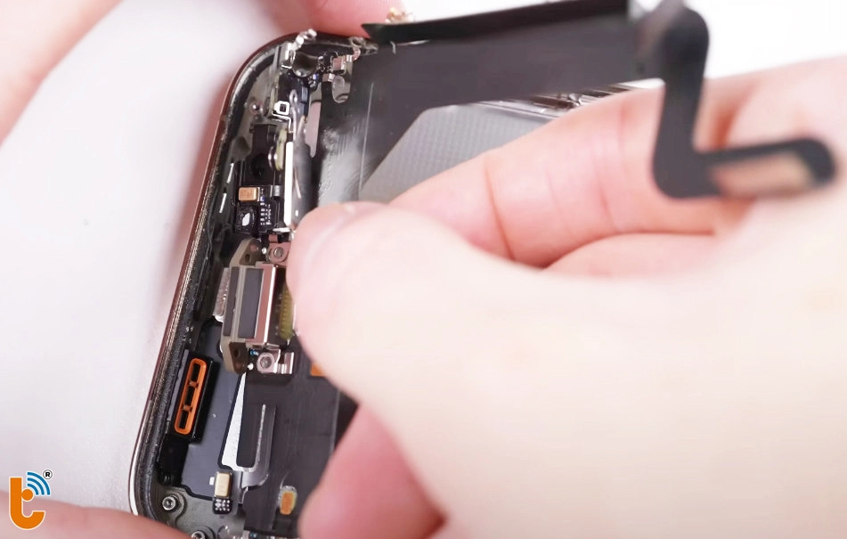 Thay chân sạc iPhone 14 Pro max