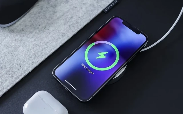 Mua điện thoại mới có cần sạc pin 8 tiếng không?