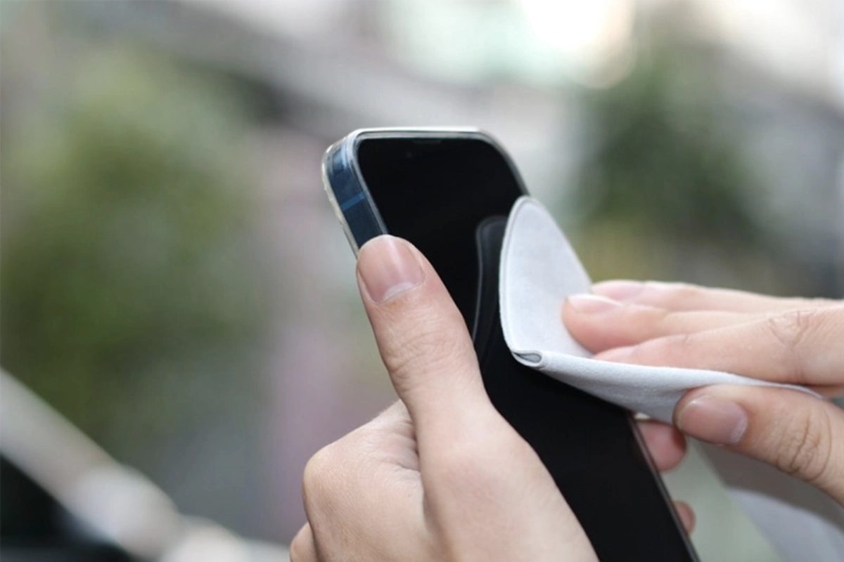 Dùng khăn sạch lau nhẹ nhàng iPhone 14 Pro Max