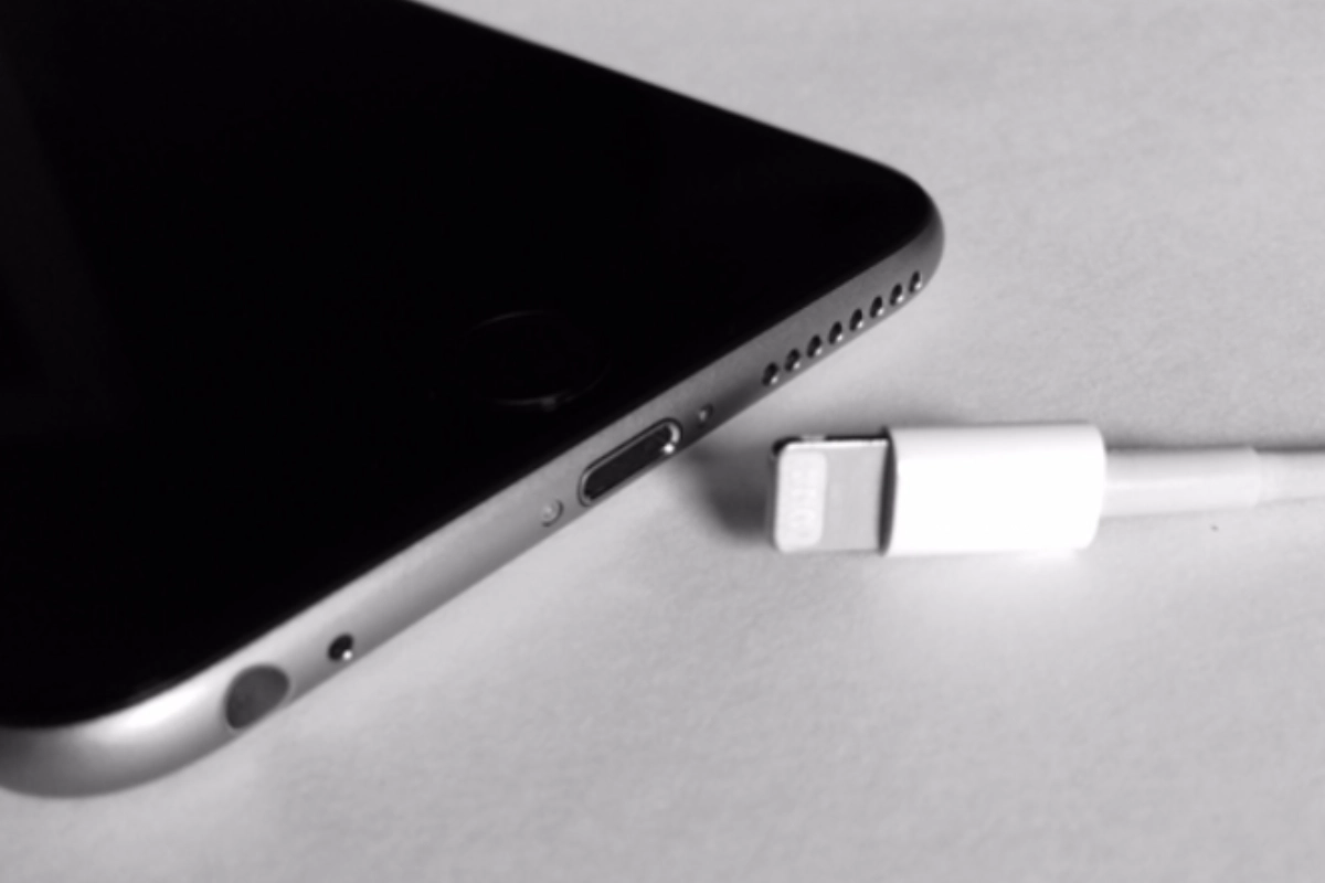 Bạn nên sử dụng bộ sạc chính hãng