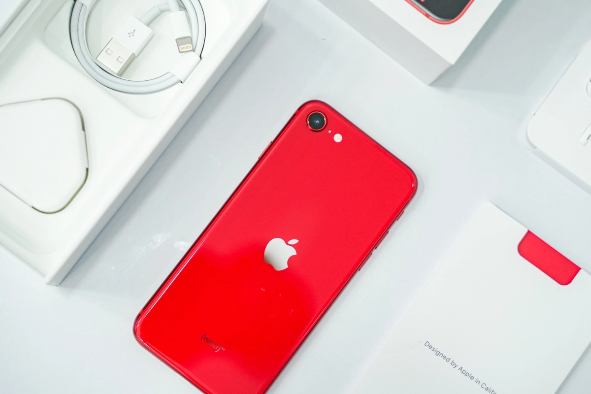 iPhone SE 2020 - Thiết kế vỏ nhôm nguyên khối cao cấp, chống nước chống bụi