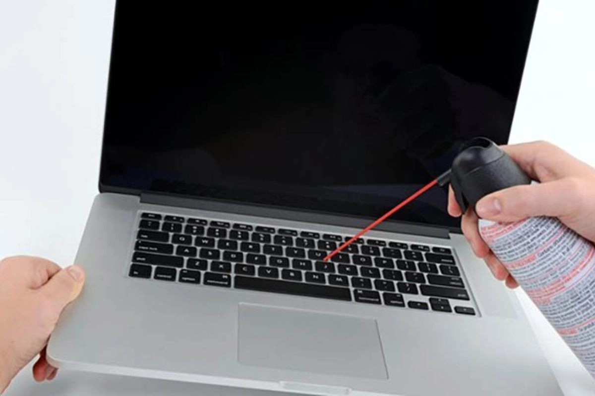 Dùng bịt xịt vào các kẻ của các phím bấm để làm sạch