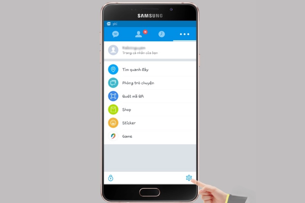 Chọn icon bánh răng ở góc dưới bên phải màn hình để vào cài đặt tài khoản