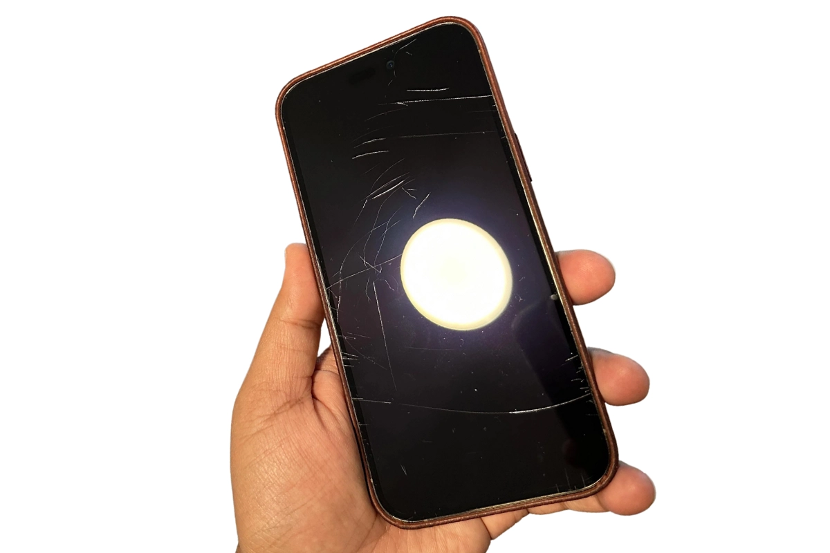 Xóa xước trên màn hình iPhone 14 Plus