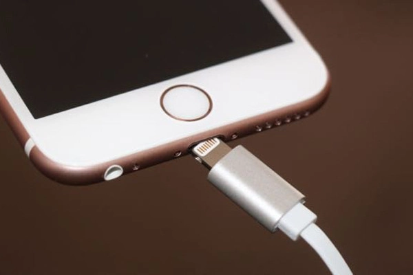 Chân sạc iPhone bị lỏng làm quá trình sạc pin bị gián đoạn