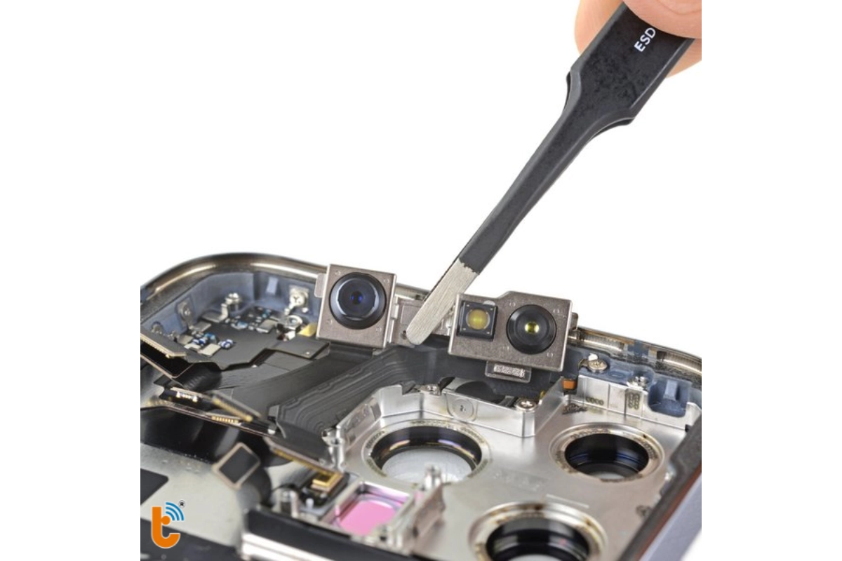 thay camera trước 3