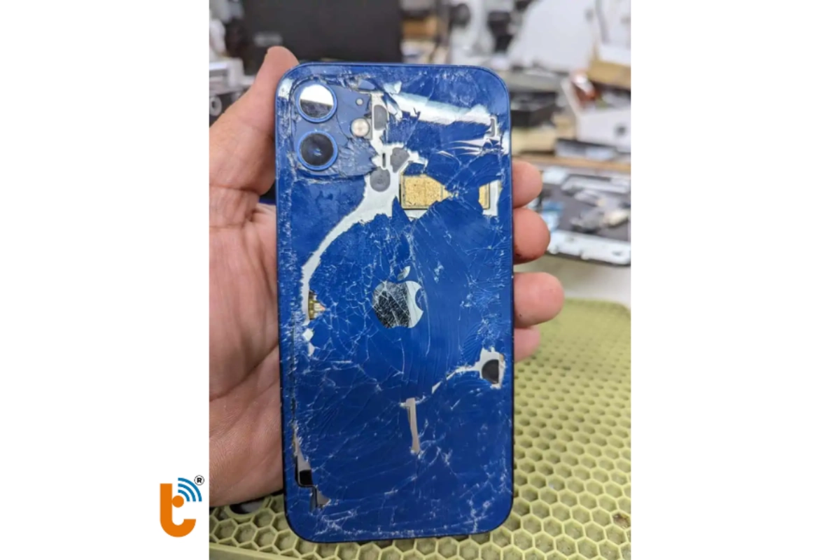 Kính lưng iPhone 12 Mini khi có dấu hiệu hỏng thì cần thay mới để cải thiện ngoại hình và bảo vệ linh kiện