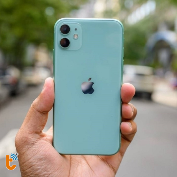 thay ổ sim iphone 11 4