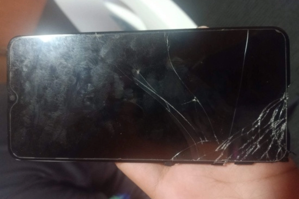 Màn hình Oppo F9 bị nứt vỡ nặng