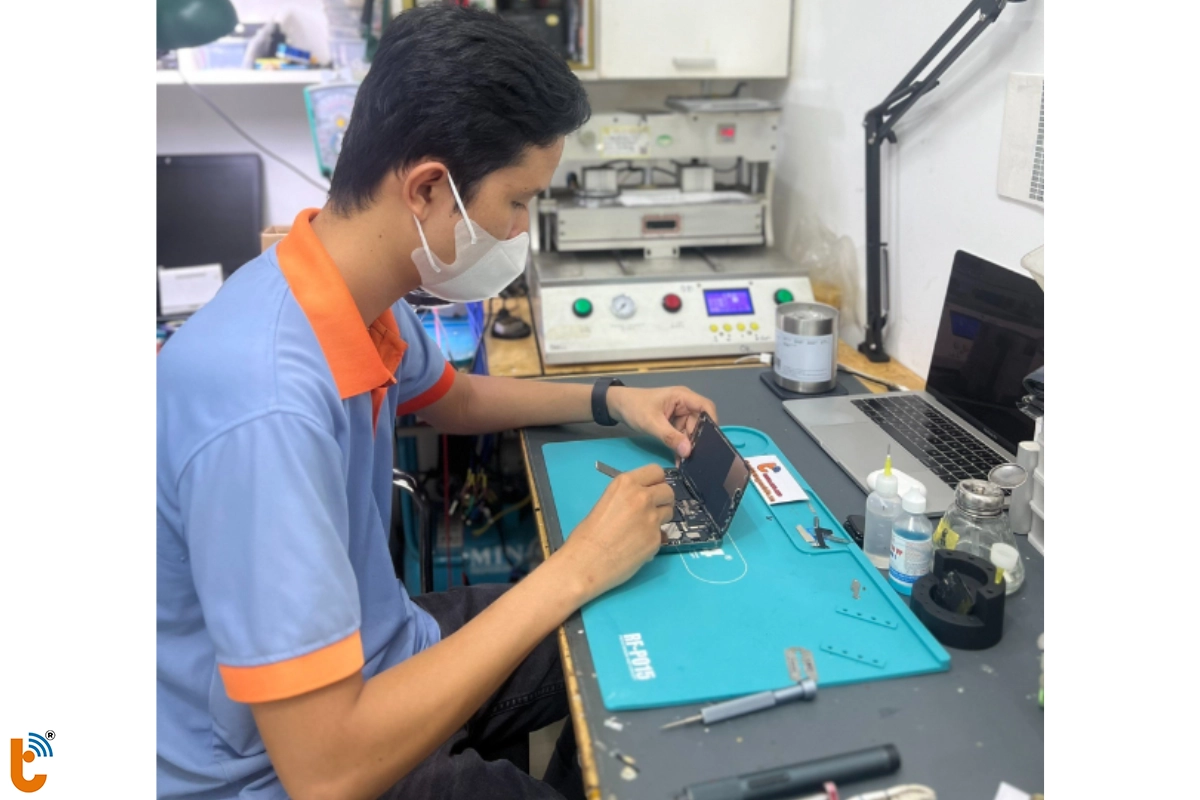 KTV tay nghề thành thạo giúp sửa chữa Oppo một cách nhanh chóng và an toàn 