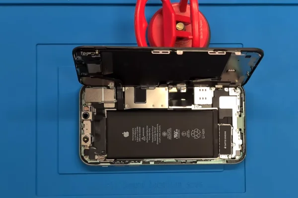 thao-go-may-de-ep-thay-mat-kinh-moi-cho-ip-11