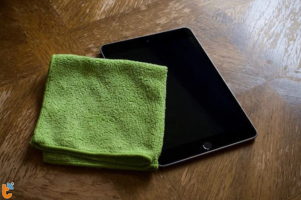 Vệ sinh cổng sạc giúp loại bỏ bụi bẩn và sạc mượt mà hơn