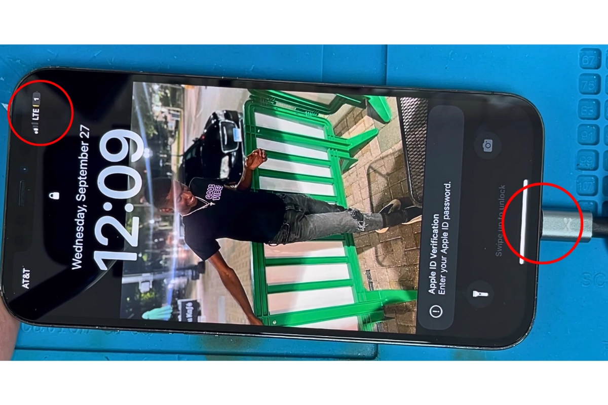 iPhone 12ProMax không nhận sạc do cổng sạc hư