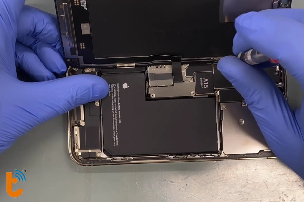 Quy trình tháo máy để lắp đặt chân sạc iPhone 13 Pro mới