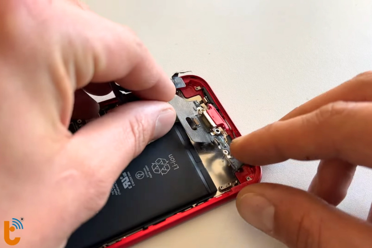 Thay cổng sạc mới cho iPhone 11