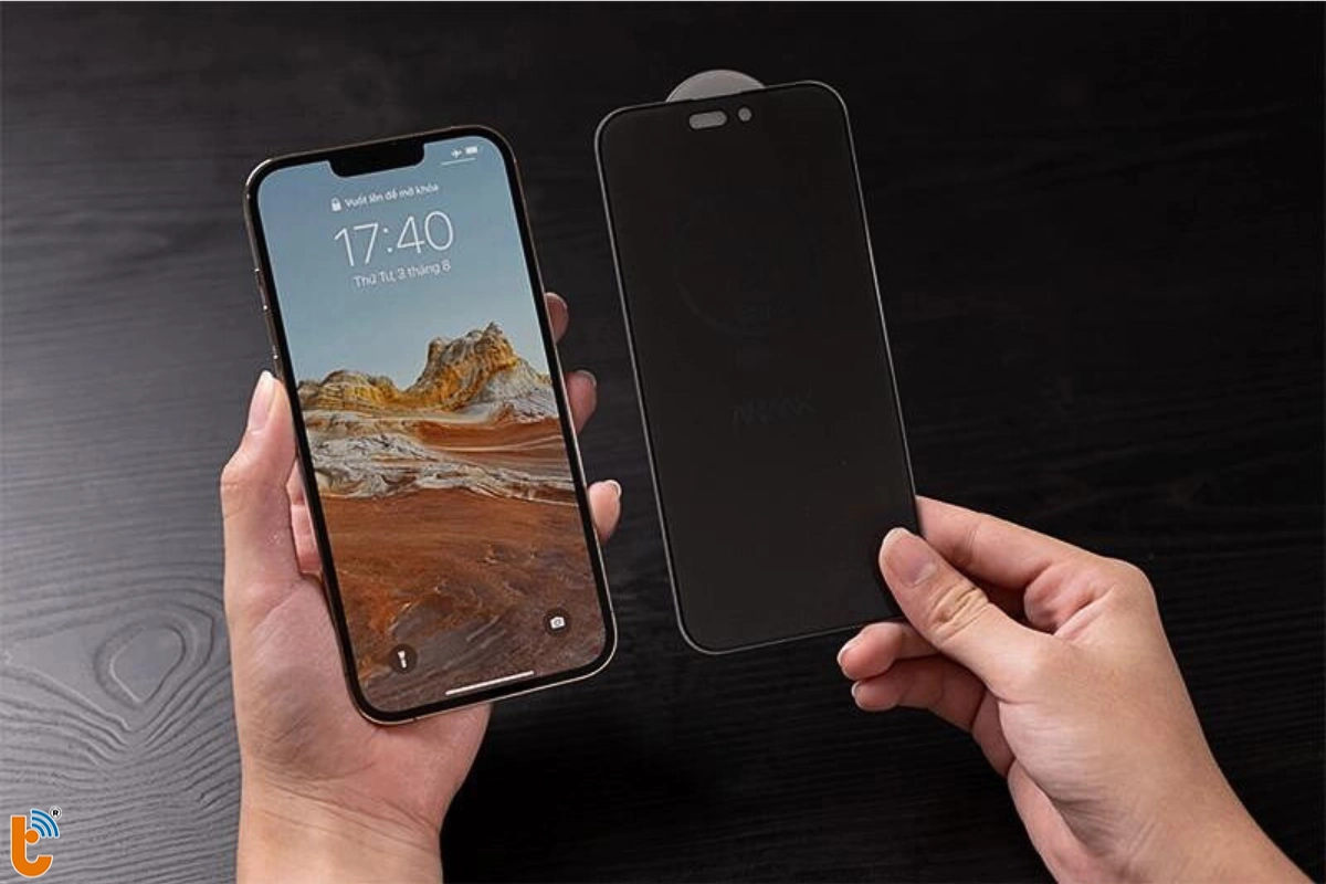 Sử dụng miếng dán cường lực để bảo vệ kính cảm ứng iphone 14