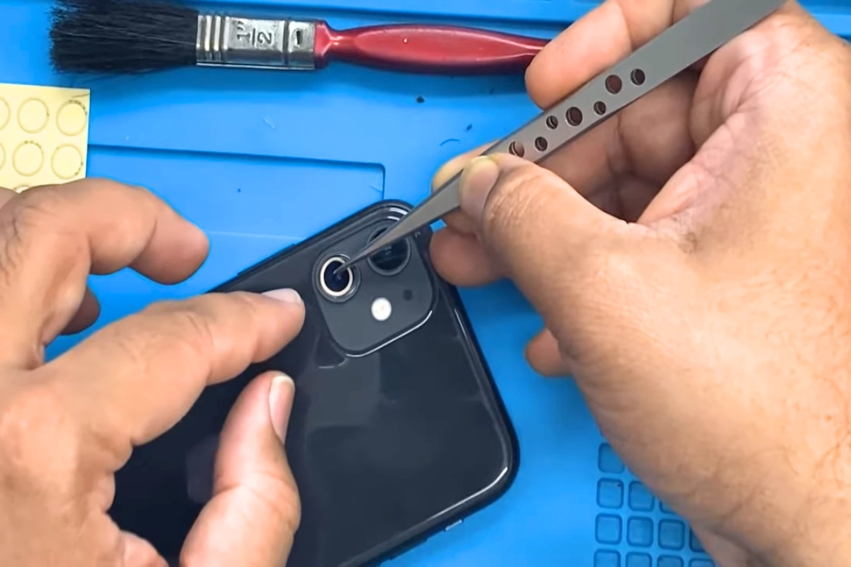 Quy trình thay kính camera sau iPhone 11 mới
