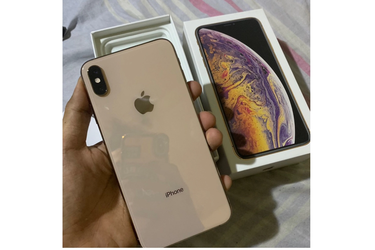 Thay kính camera sau iPhone Xs Max