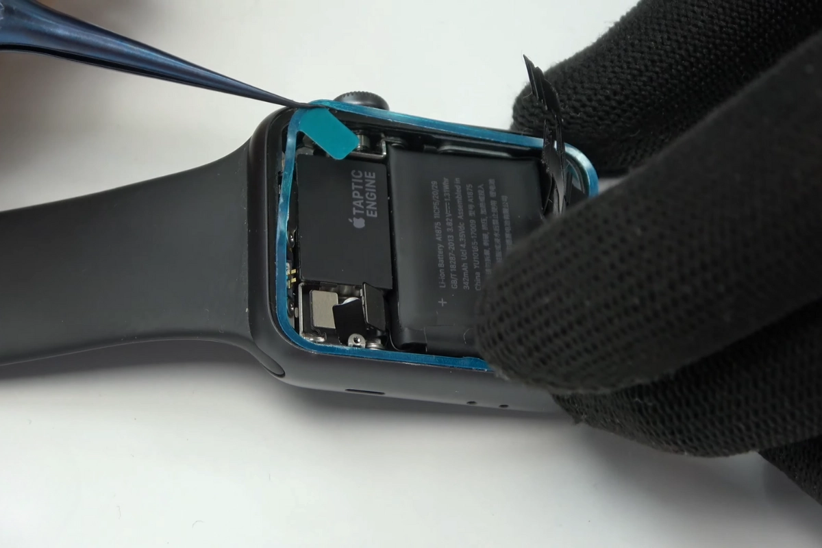 Dán lớp keo chống nước cho Apple Watch